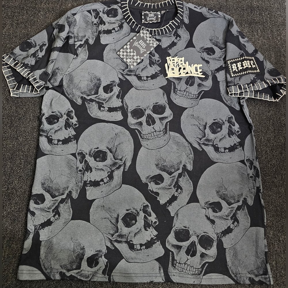Rebel VengeanceSkulls All- Over Print Design Black/Gray T-Shirt Men's Large